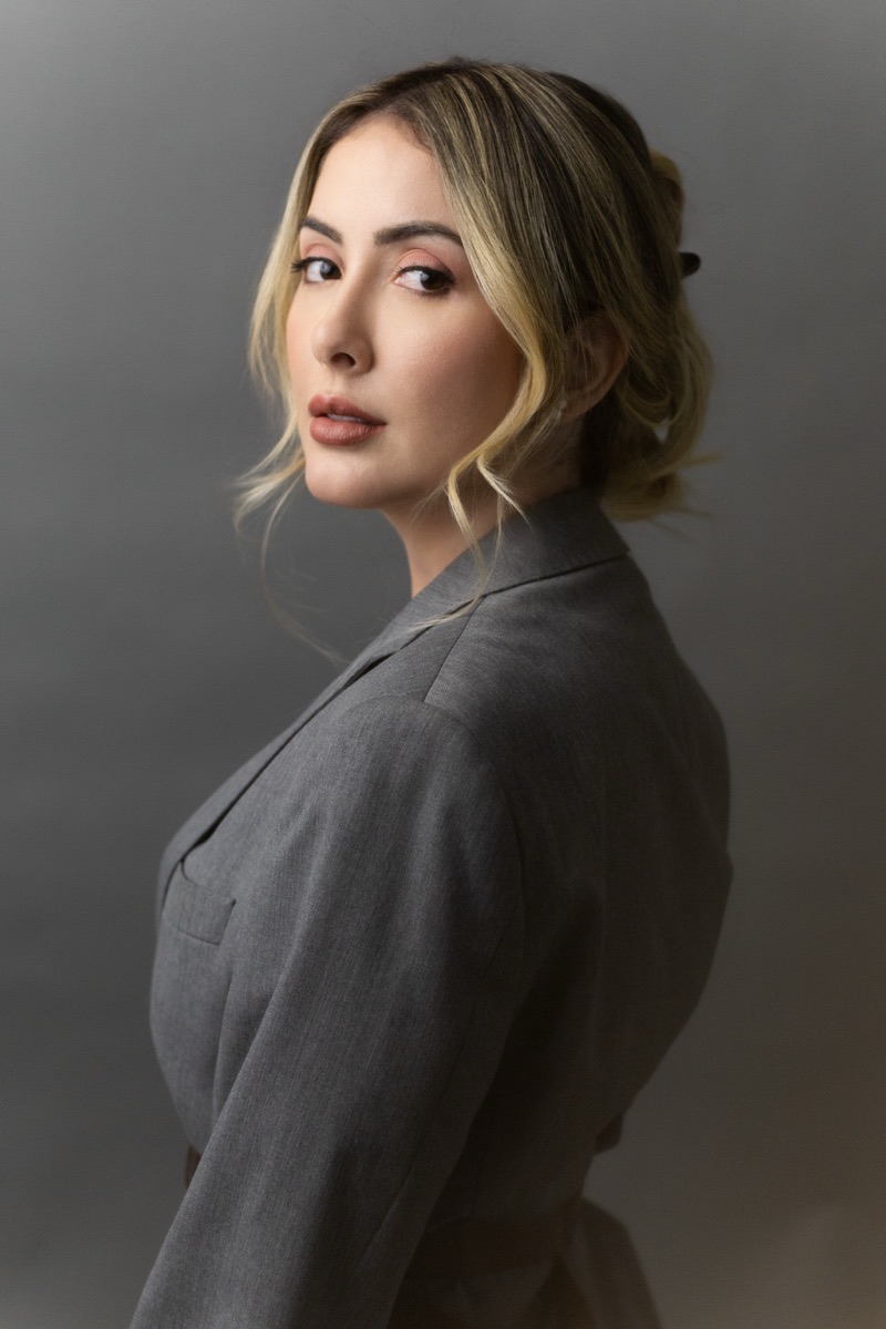 Retrato de posicionamento com blazer cinza.